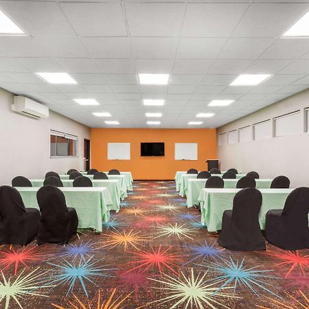 Days Inn By Wyndham Woodbury Long Island Εξωτερικό φωτογραφία