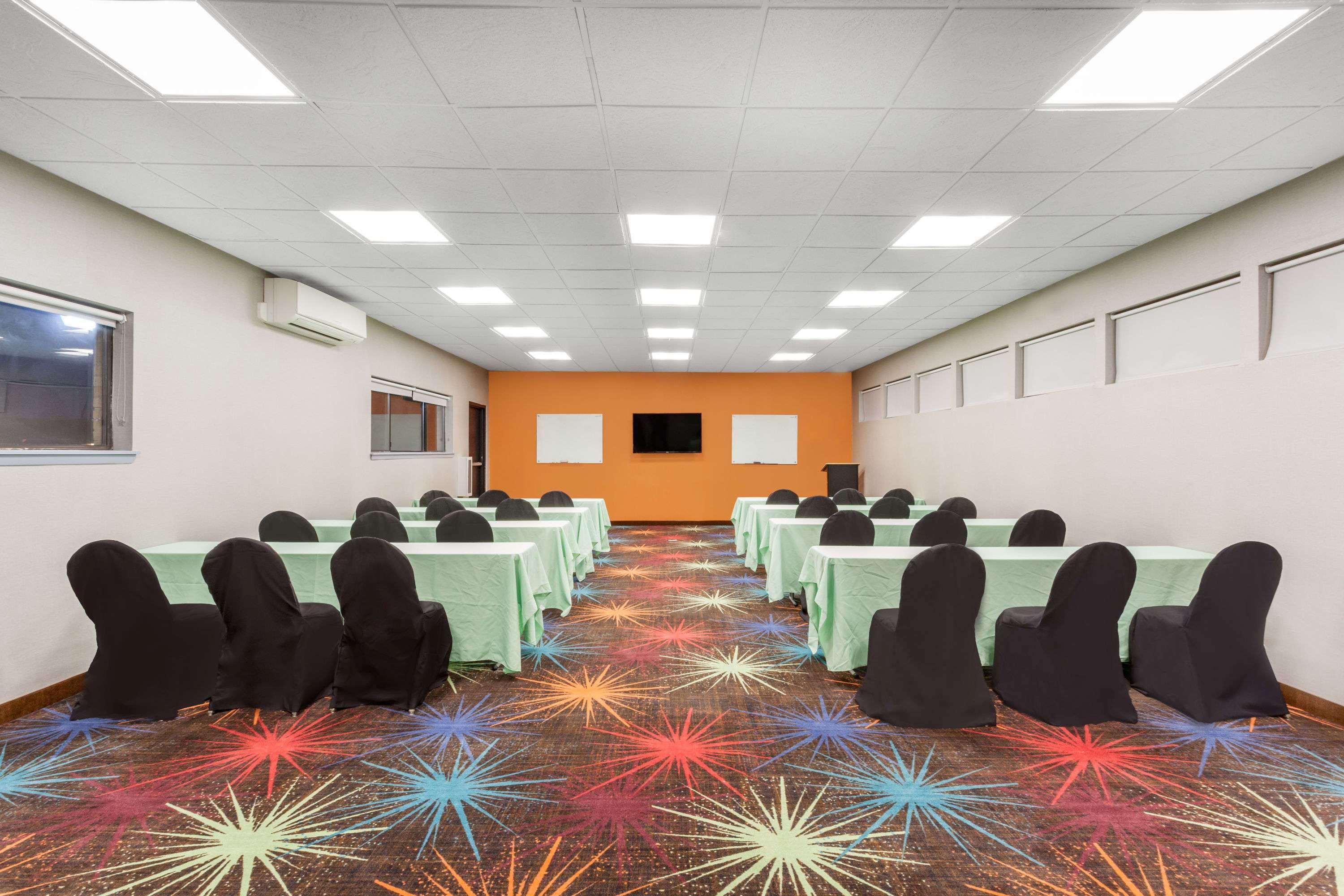 Days Inn By Wyndham Woodbury Long Island Εξωτερικό φωτογραφία