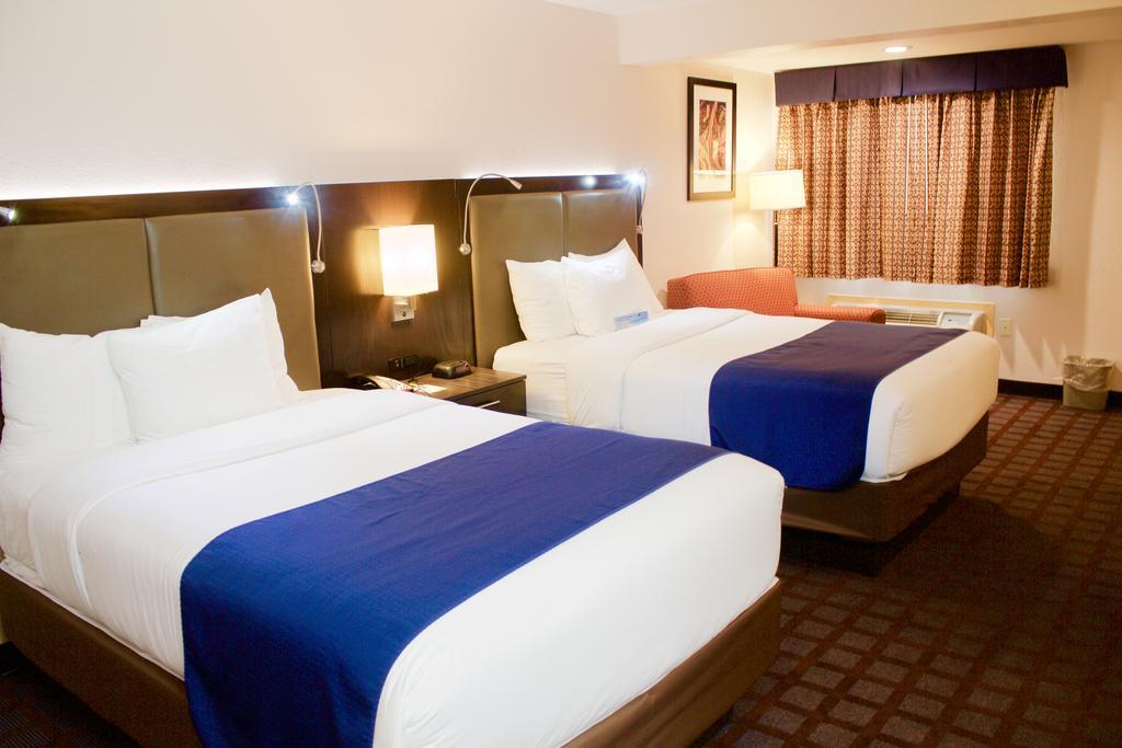 Days Inn By Wyndham Woodbury Long Island Εξωτερικό φωτογραφία